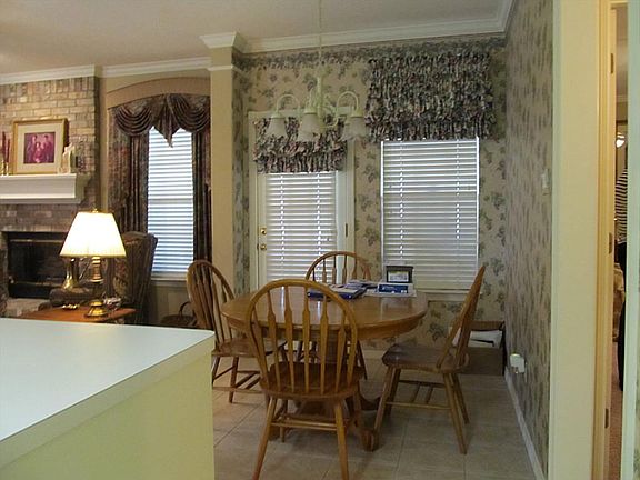  BREAKFAST AREA VERY OPEN