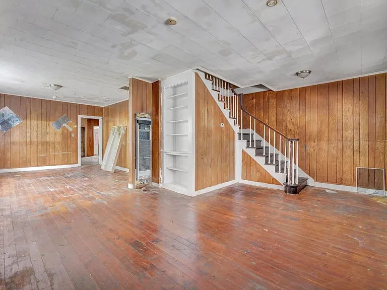240 East St — Photo 3