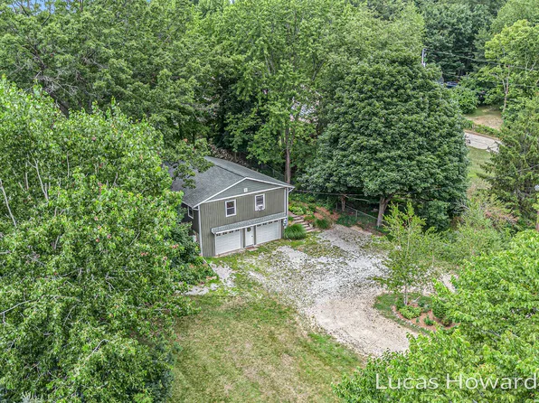 5333 Pine Island Dr NE, Comstock Park, MI 49321