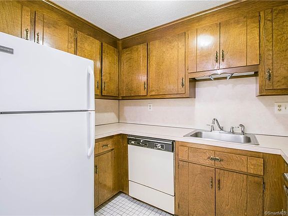 5th image of 42 Farmington Ave APT 2