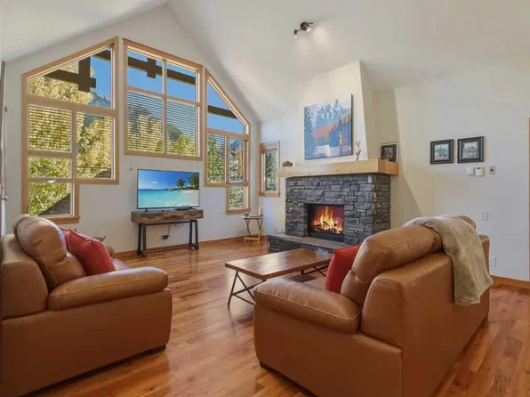 801 N Benchlands Trl #302, Canmore, AB T1W 0B6