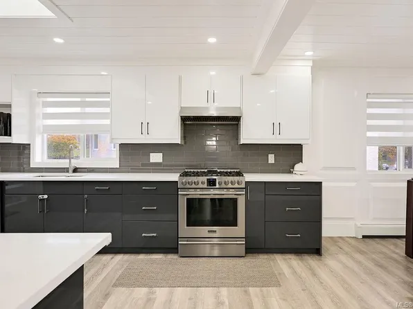 2710 Victor St, Victoria, BC V8R 4E4