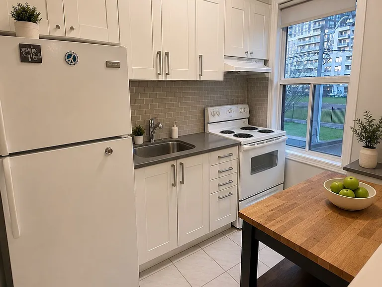 286 Robert St — Photo 8