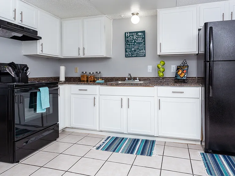 Las Lomas Apartments — Photo 8