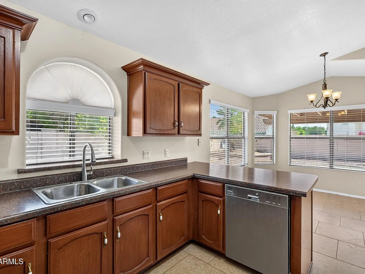 3 bed, 2.0 bath, 1633 sqft, $2,200 — Photo 2