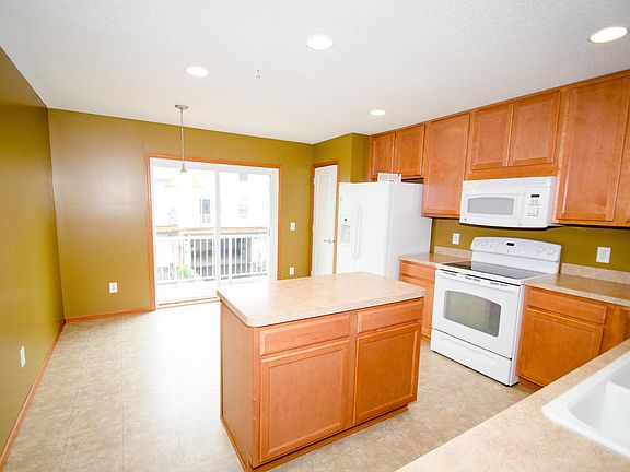 4th image of 915 Ledgestone Dr