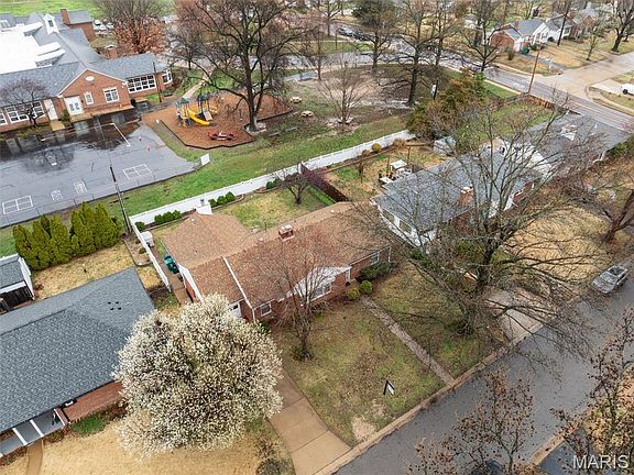 2nd image of 435 Hampshire Ct