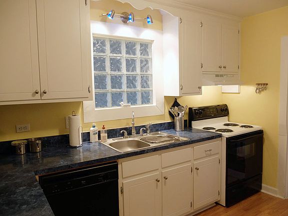 5th image of 35 Davis Ave