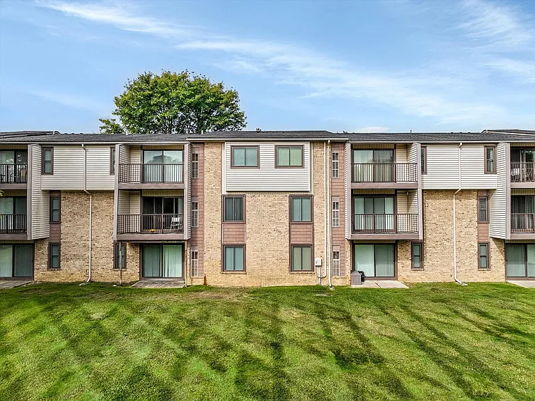Fairmont Park Apartments — Photo 8