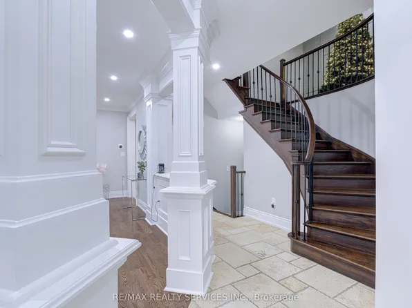 16 Fallgate Dr, Brampton, ON L6X 0R5