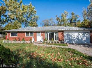 28172 W Ten Mile Rd, Farmington Hills, MI 48336