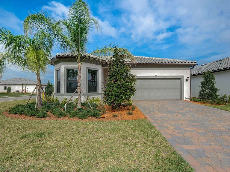 837 SE Courances Dr — Photo 2