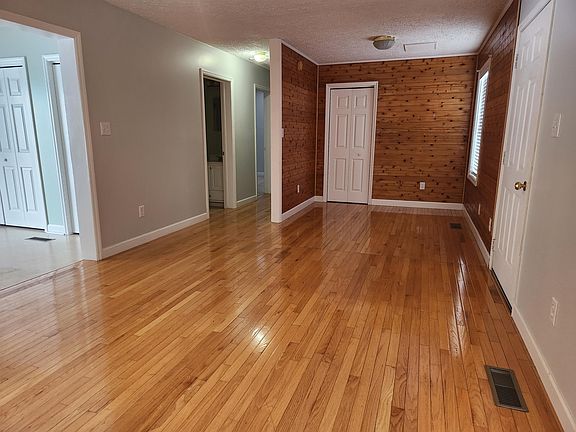 2nd image of 121 Franklin Dr