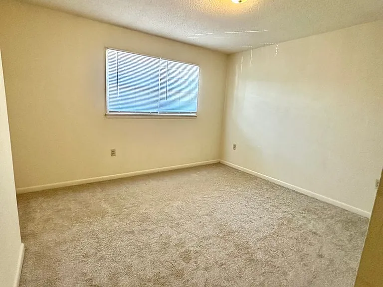 University Pointe Apartments — Photo 29
