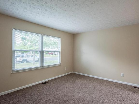 5th image of 11 Lynette Dr