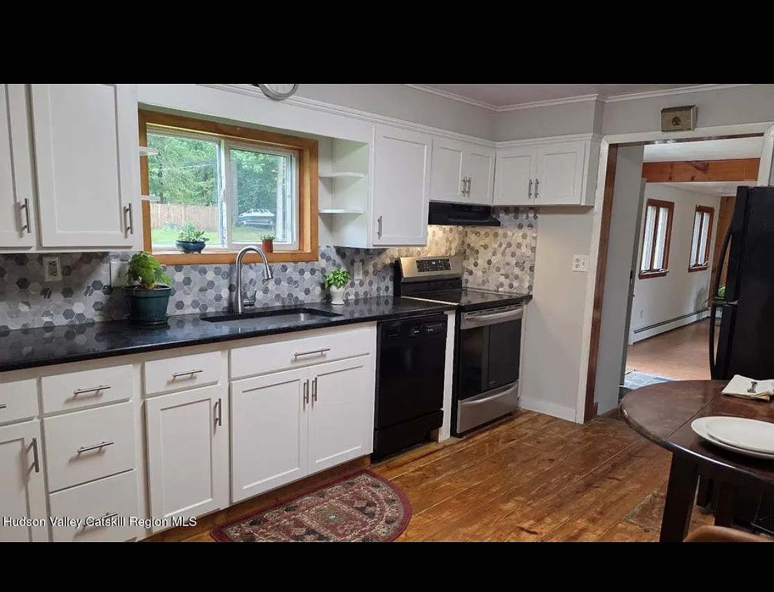 3 bed, 1.5 bath, 1400 sqft, $2,500 — Photo 3