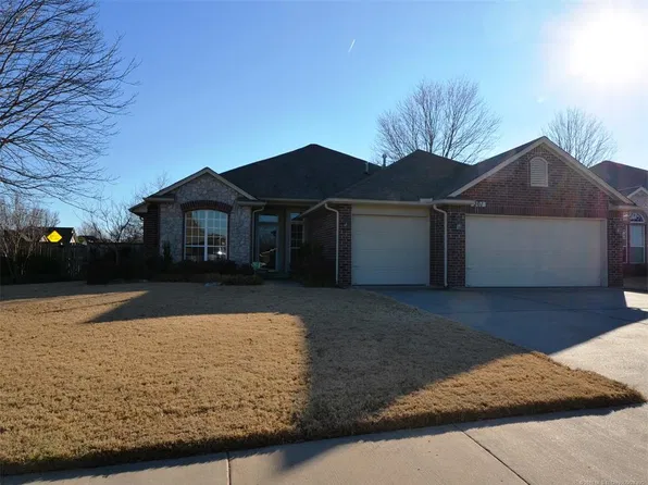 201 W Charleston Pl S, Broken Arrow, OK 74011