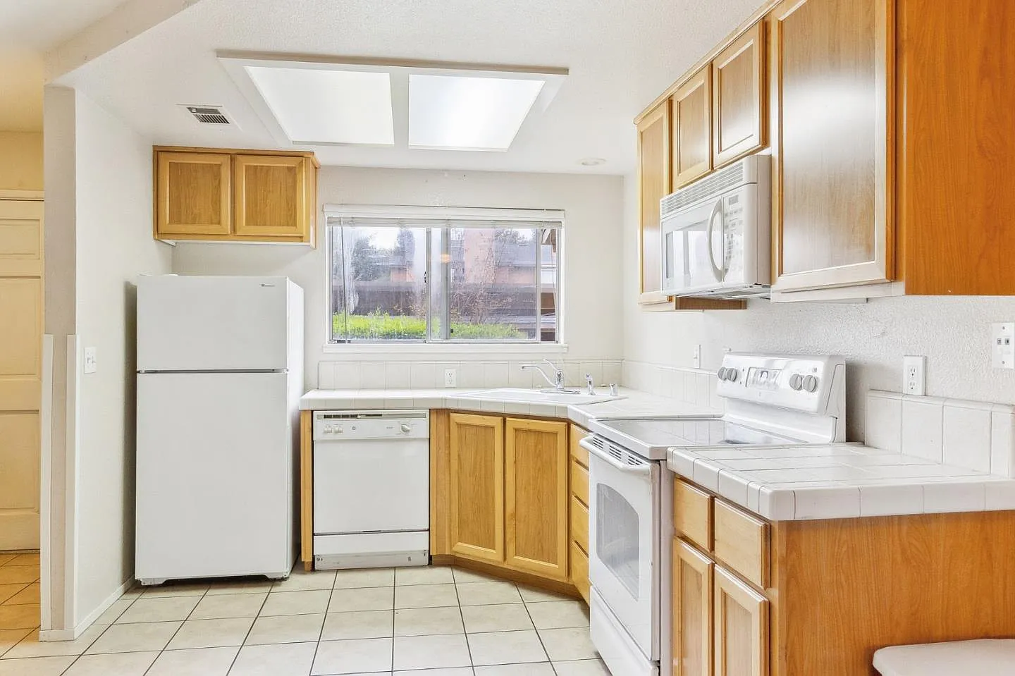 565 Lincoln Ave APT C photo 1