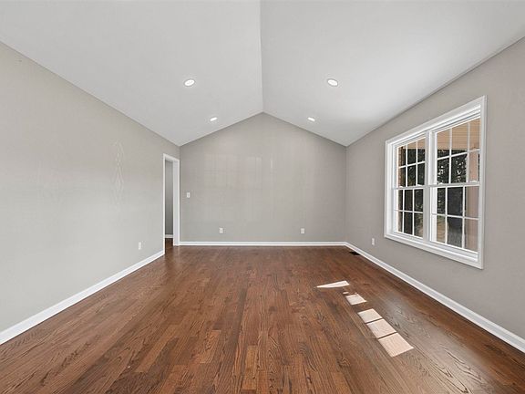 4th image of 704 Broadway Ave