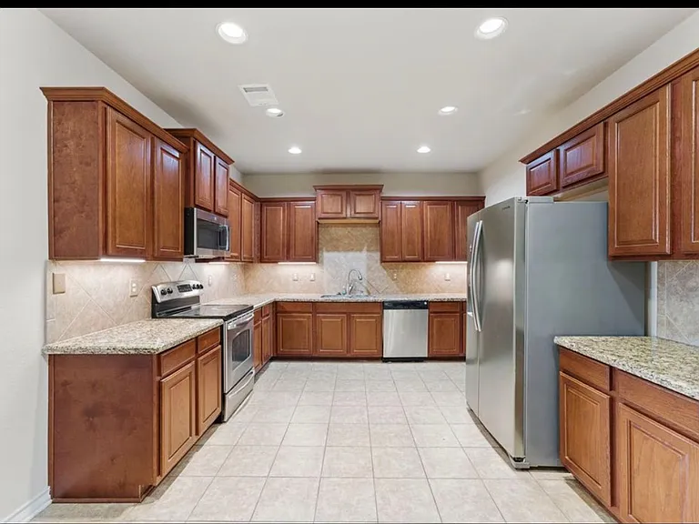 976 Parkview Dr — Photo 4