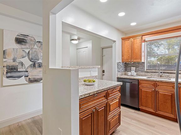 4th image of 809 W Oakland Park Blvd APT J3