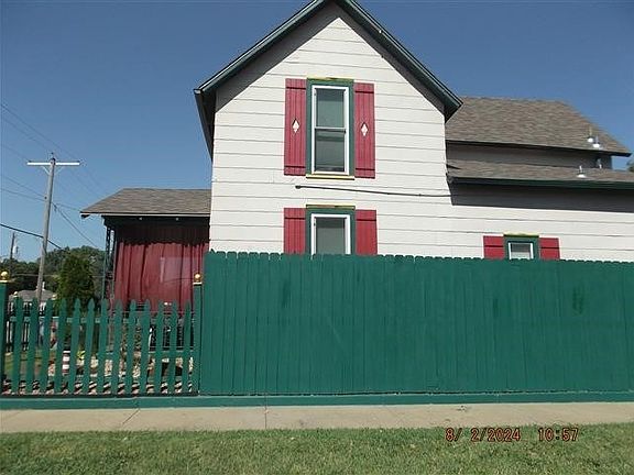 3rd image of 721 E Elm St