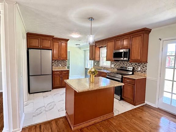5th image of 306 Brookwood Dr