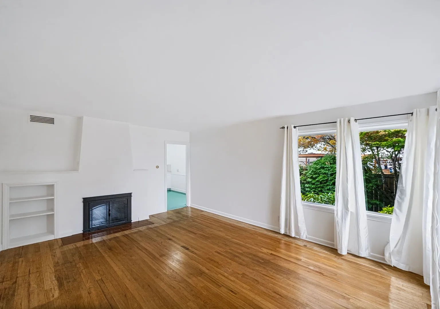 Charming 2-Bedroom Craftsman Near Lincoln Park — Photo 3