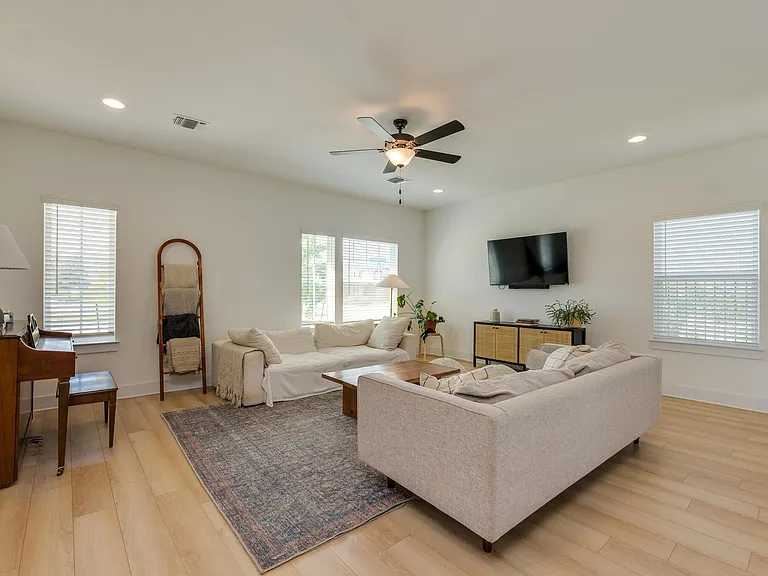 8801 Looksee Ln — Photo 2