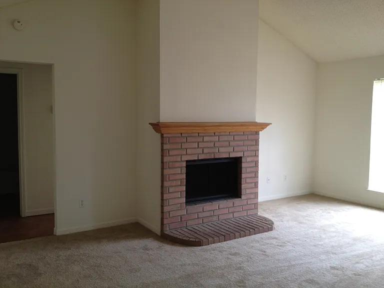 638 Park Place Dr — Photo 2