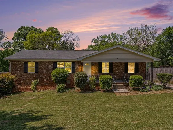 1085 Azalea Cir NE, Marietta, GA 30062