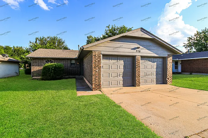 3 bed, 1.5 bath, 1000 sqft, $1,270 — Photo 1