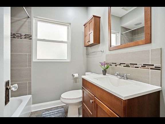 3rd image of 4228 N Francisco Ave #2