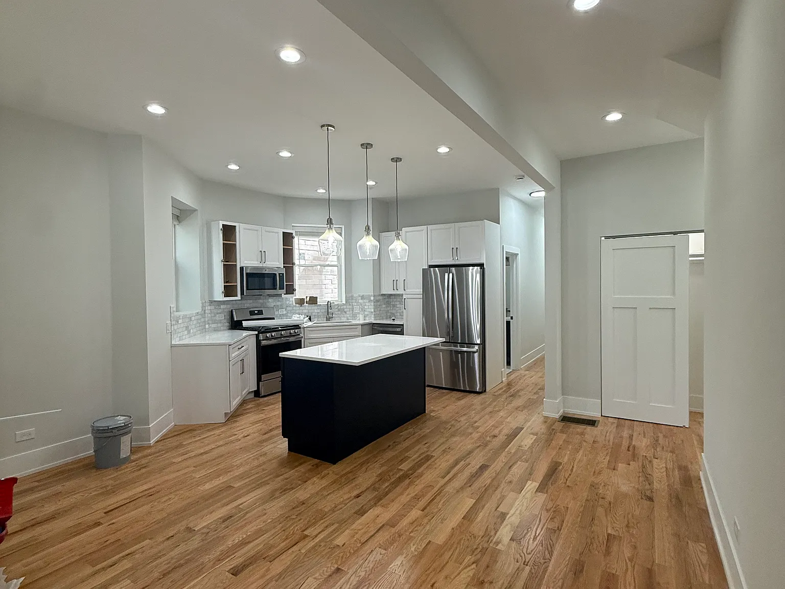 4 bed, 2400 sqft, $7,000 — Photo 3