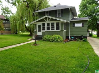 910 6th St, Sheldon, IA 51201