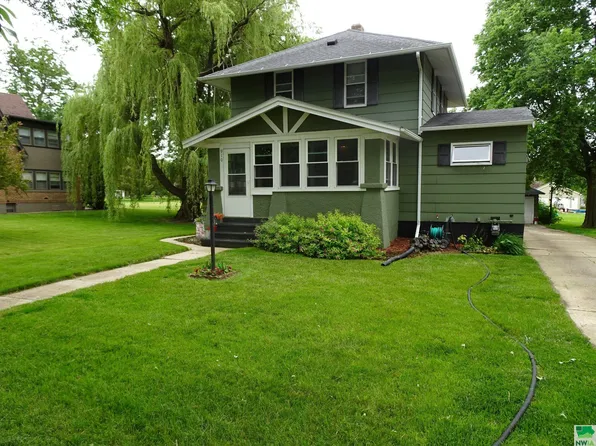 910 6th St, Sheldon, IA 51201