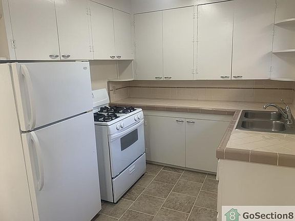 3rd image of 3001 Dyer St #2