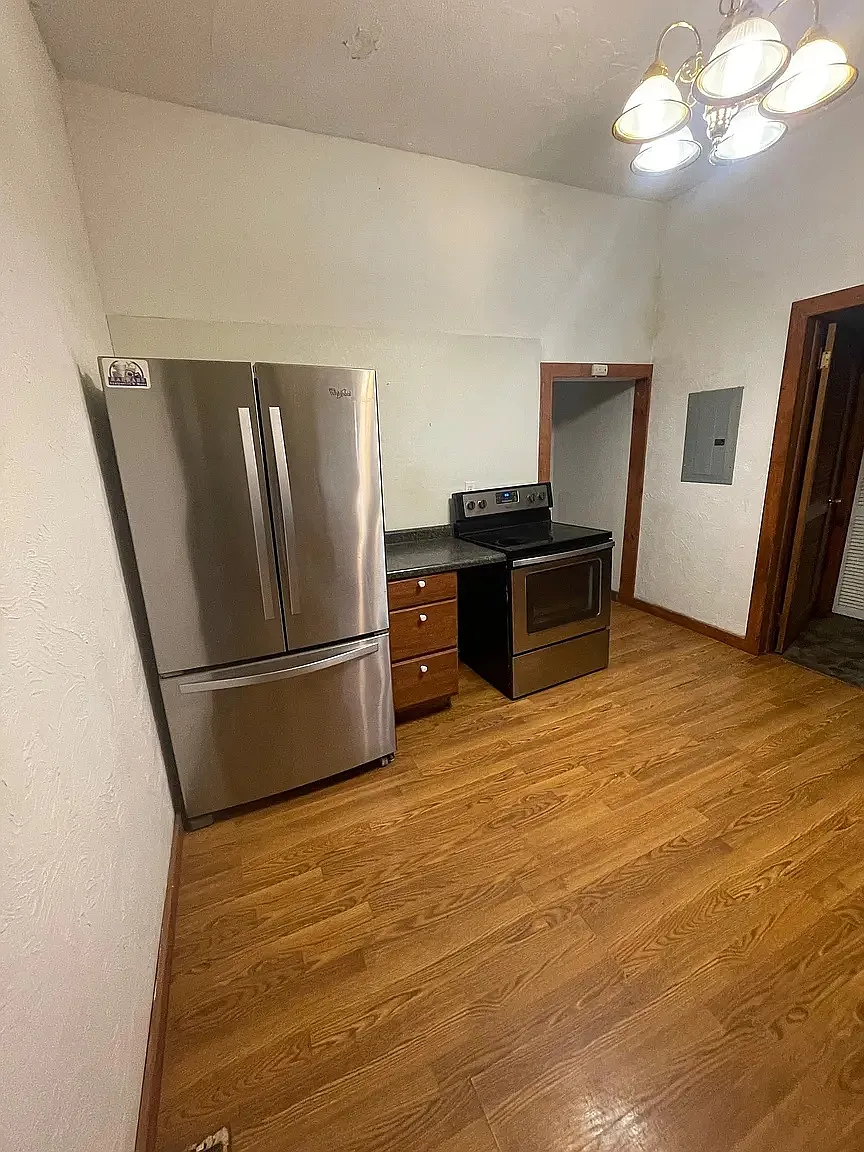 2 bed, 834 sqft, $900 — Photo 2