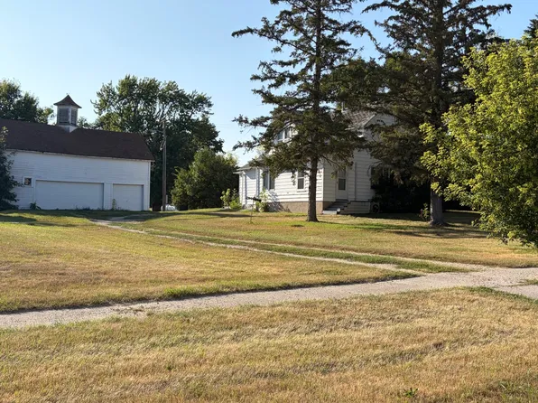 313 5th St W, Lakota, ND 58344