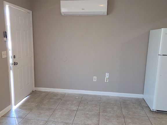 5th image of 2753 E Hammond Ave