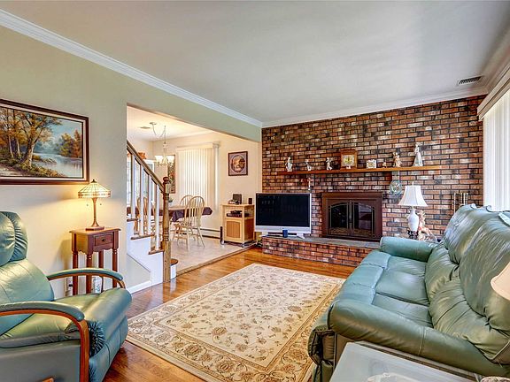 3rd image of 291 Swansdowne Dr