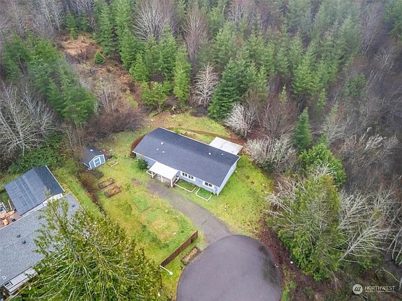 4th image of 361 SE Fuchsia Avenue