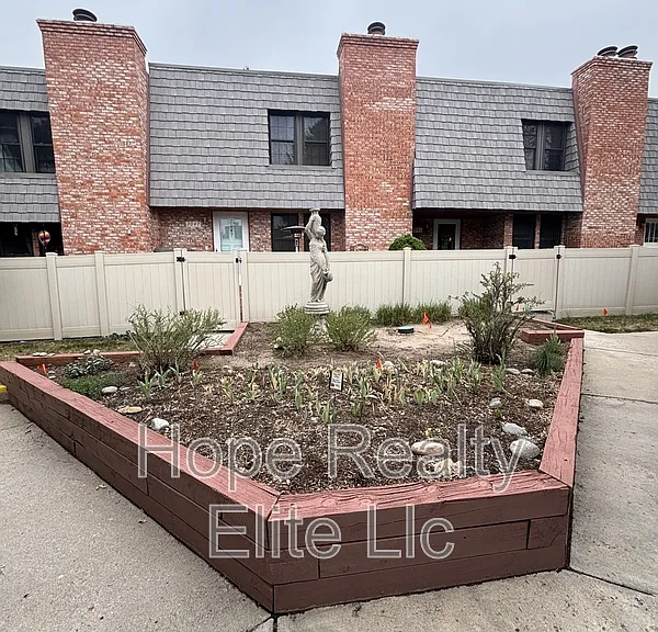 2079 Sussex Ln — Photo 32