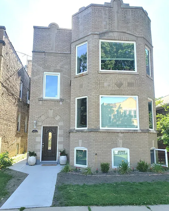 5452 N Christiana Ave #G