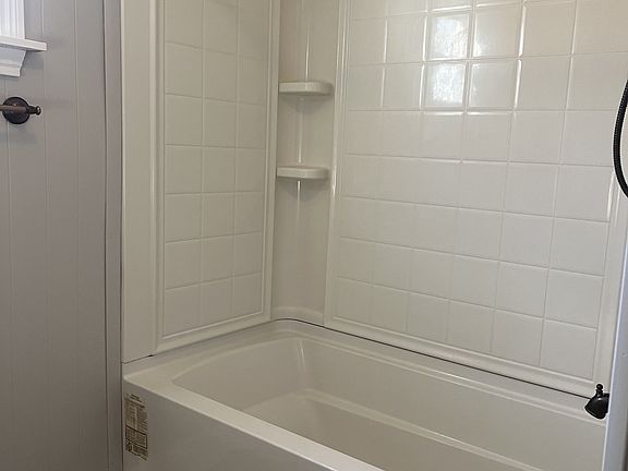5th image of 328 Lyons Ave