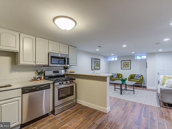3rd image of 1840 Catharine St #1