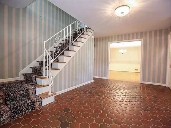 4th image of 9 Esternay Ln