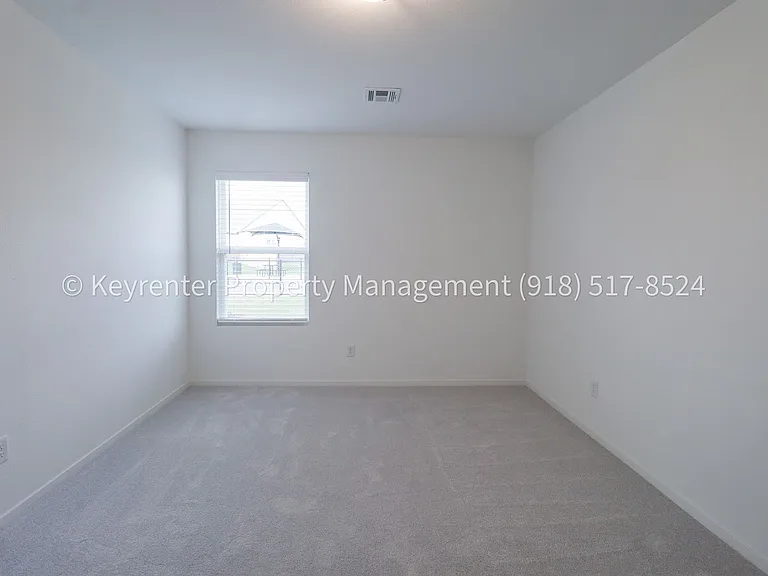 2908 S Redwood Ave — Photo 26
