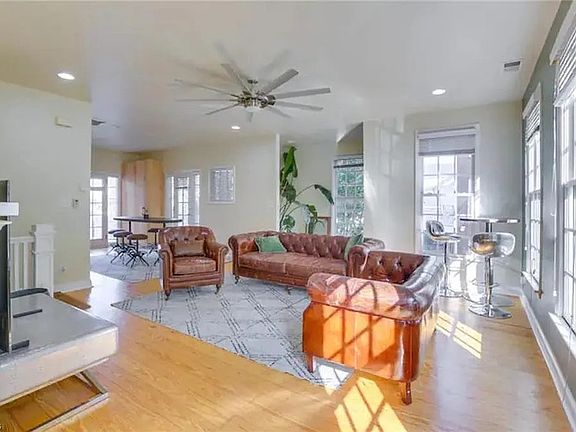 2nd image of 211 E Lewis St #B