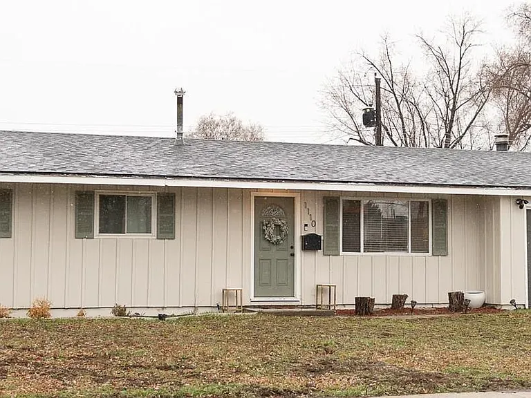 1110 Phelps Cir — Photo 18